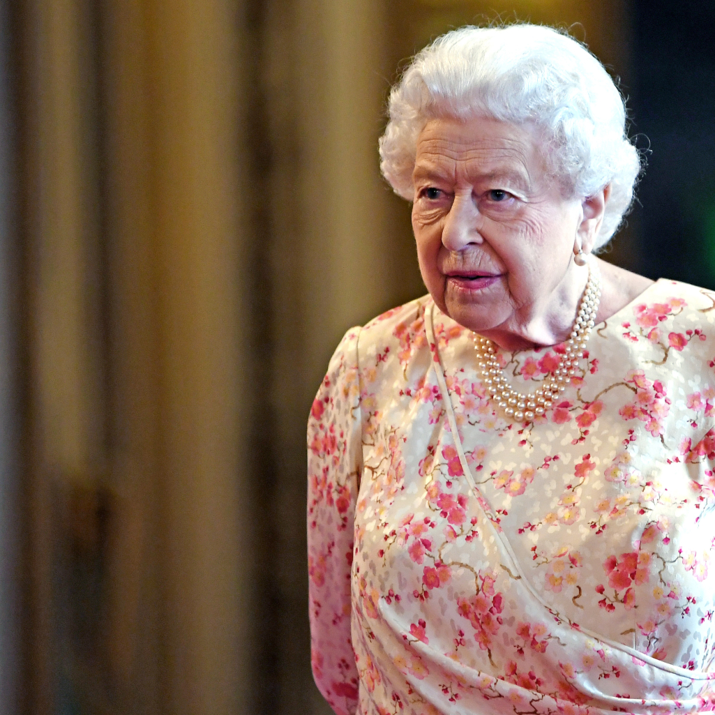 H Βασίλισσα Ελισάβετ χρησιμοποιεί την τσάντα της για να επικοινωνεί με τα μέλη του προσωπικού της