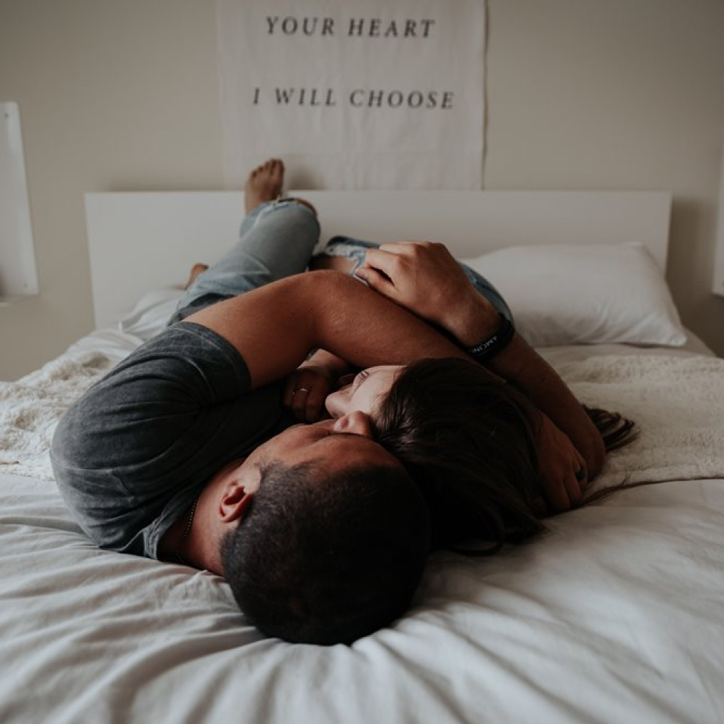 Τα χειρότερα λάθη που κάνουν τα ζευγάρια στο κρεβάτι και βλάπτουν τη σχέση τους 