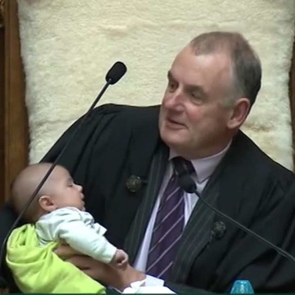  Ο πρόεδρος της Βουλής στη Νέα Ζηλανδία ταΐζει νεογέννητο μέσα στο κοινοβούλιο και δίνει μια νότα ελπίδας για έναν καλύτερο κόσμο
