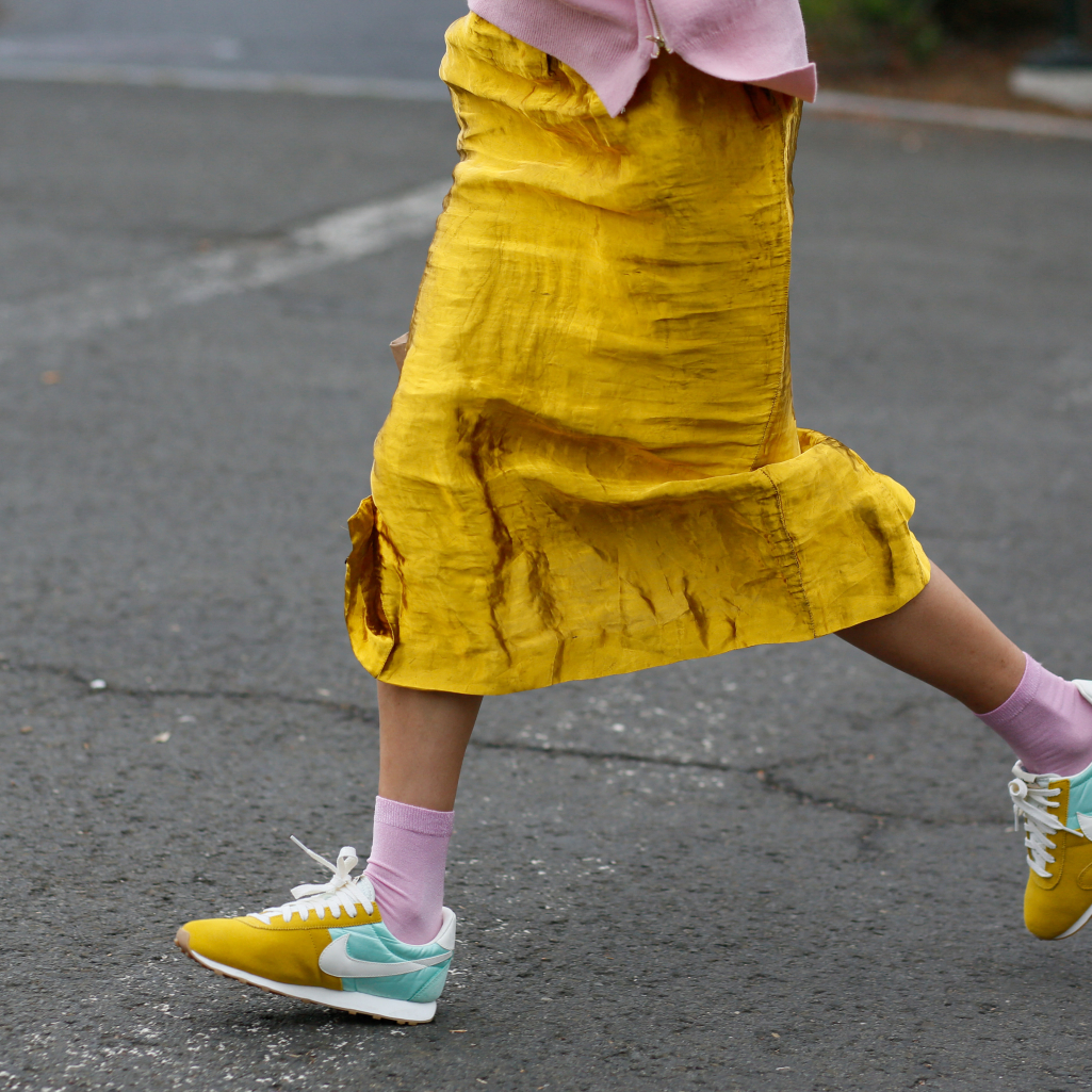 Πώς να φορέσετε φόρεμα και sneakers το φετινό φθινόπωρο