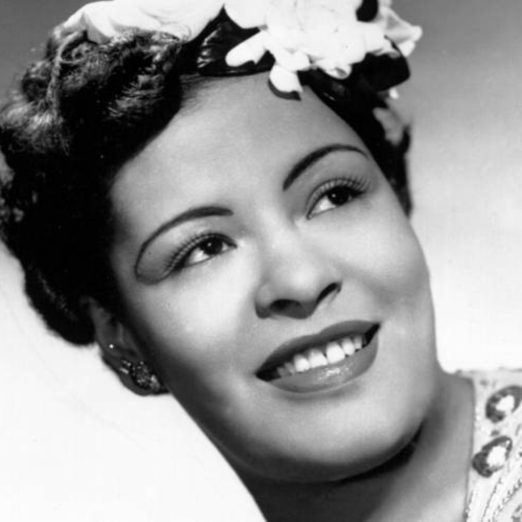 Billie Holiday: Η θρυλική ερμηνεύτρια με τα τραυματικά παιδικά χρόνια και τη μαγική φωνή