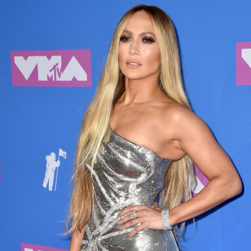 H 50χρονη J.Lo εντυπωσιάζει το Instagram με τους κοιλιακούς της