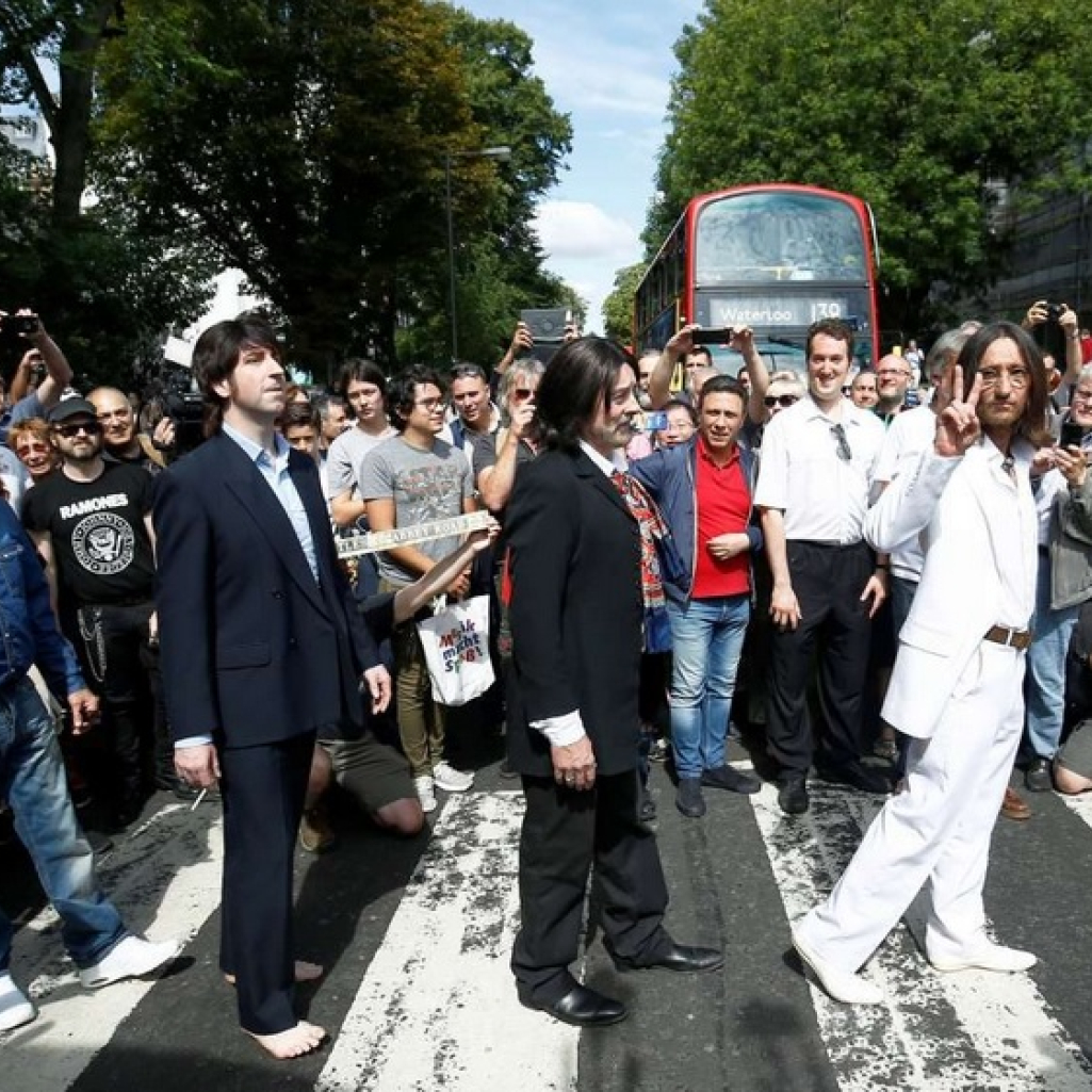 Δεκάδες οπαδοί των Beatles διέσχισαν τη διάβαση του Abbey Road