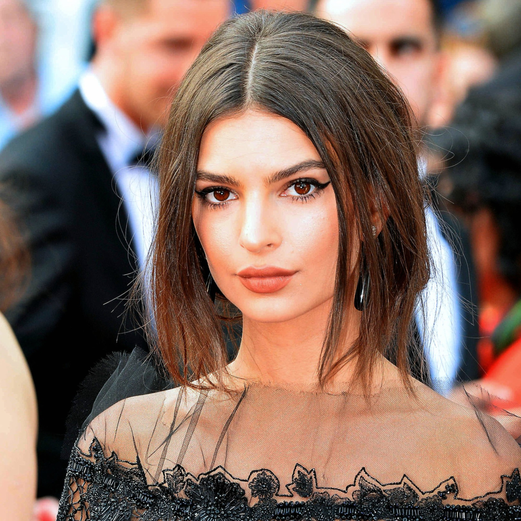  Η Emily Ratajkowski ποζάρει με το πιο sexy ολόσωμο μαγιό και το video γίνεται viral 