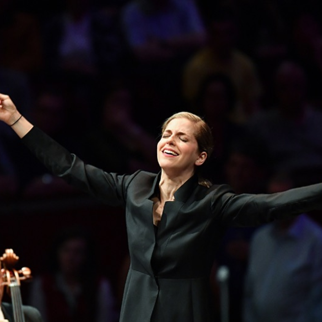 Καρίνα Κανελλάκη: Η πρώτη γυναίκα μαέστρος στην Πρώτη Νύχτα του BBC Proms είναι Ελληνίδα