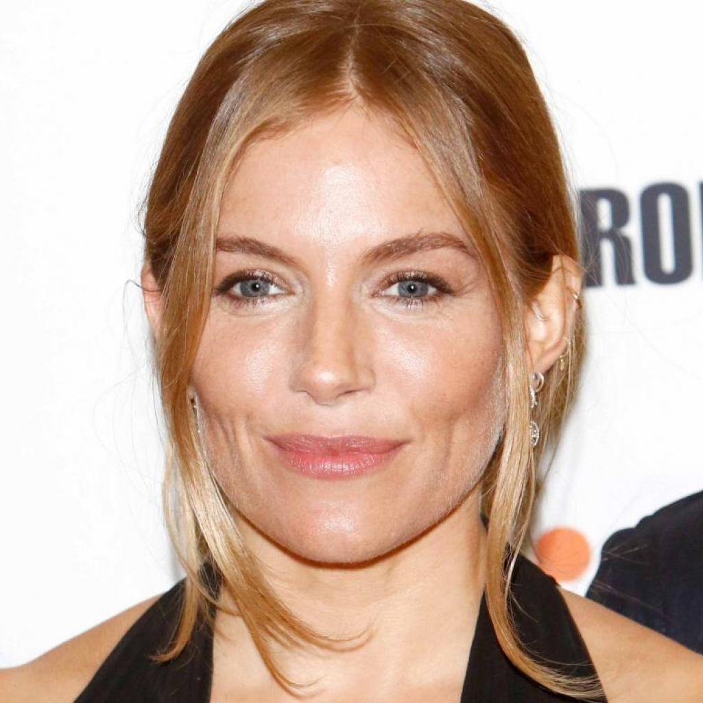 H Sienna Miller σε σπάνια δημόσια εμφάνιση στο κόκκινο χαλί με την μητέρα της