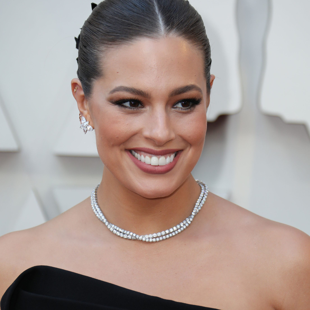 H έγκυος Ashley Graham περπατά στο catwalk και οι fans της την αποθεώνουν
