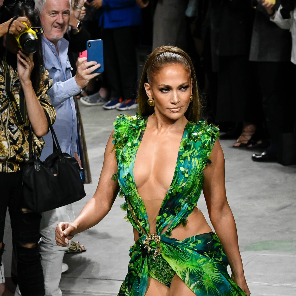 H Jennifer Lopez περπάτησε στο catwalk με το iconic Versace φόρεμα και απογείωσε το fashion week του Μιλάνου