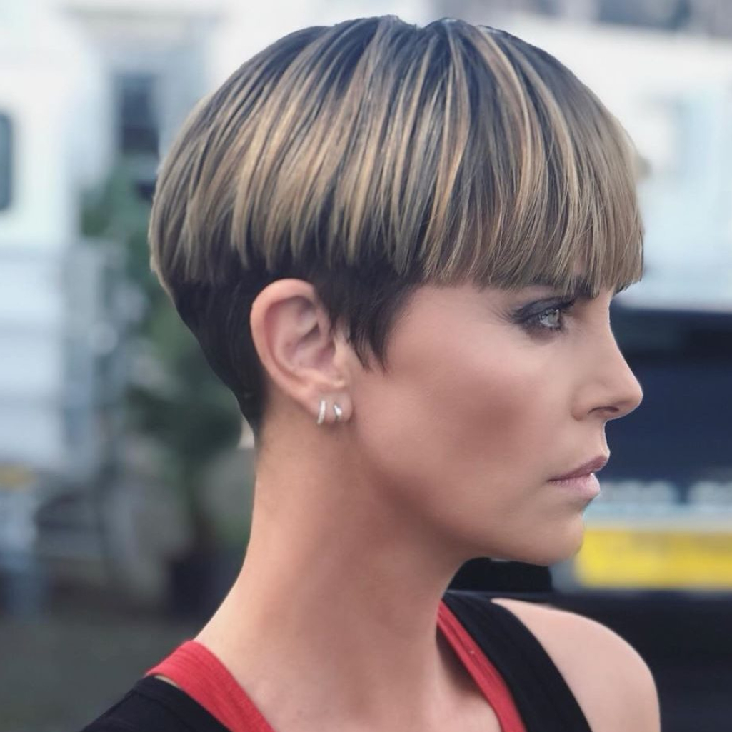 Το haircut της Charlize Theron είναι το απόλυτο trend της σεζόν