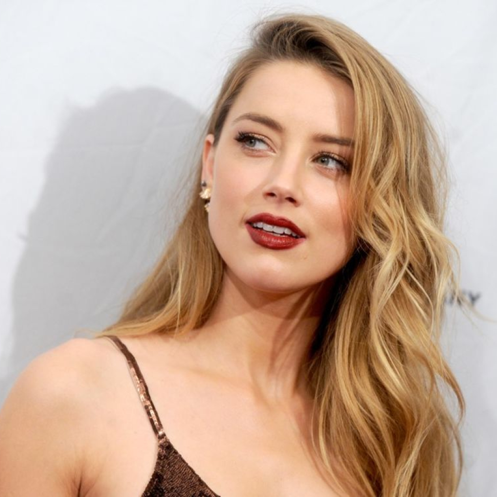 H Amber Heard φωτογραφήθηκε μονο με ένα σακάκι κι έσπασε τους κανόνες του Instagram