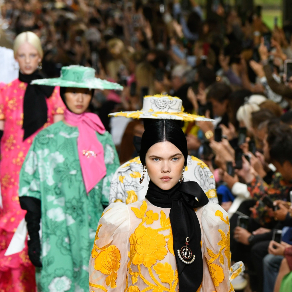 Tα looks στο show Εrdem ήταν σκέτος έρωτας: H πιο instagrammable συλλογή του Fashion Month