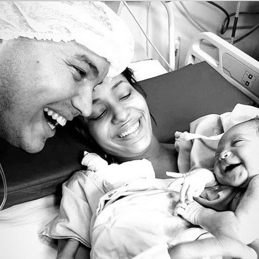H μοναδική στιγμή που νεογέννητο μωρό ακούει τη φωνή του μπαμπά του και χαμογελά 
