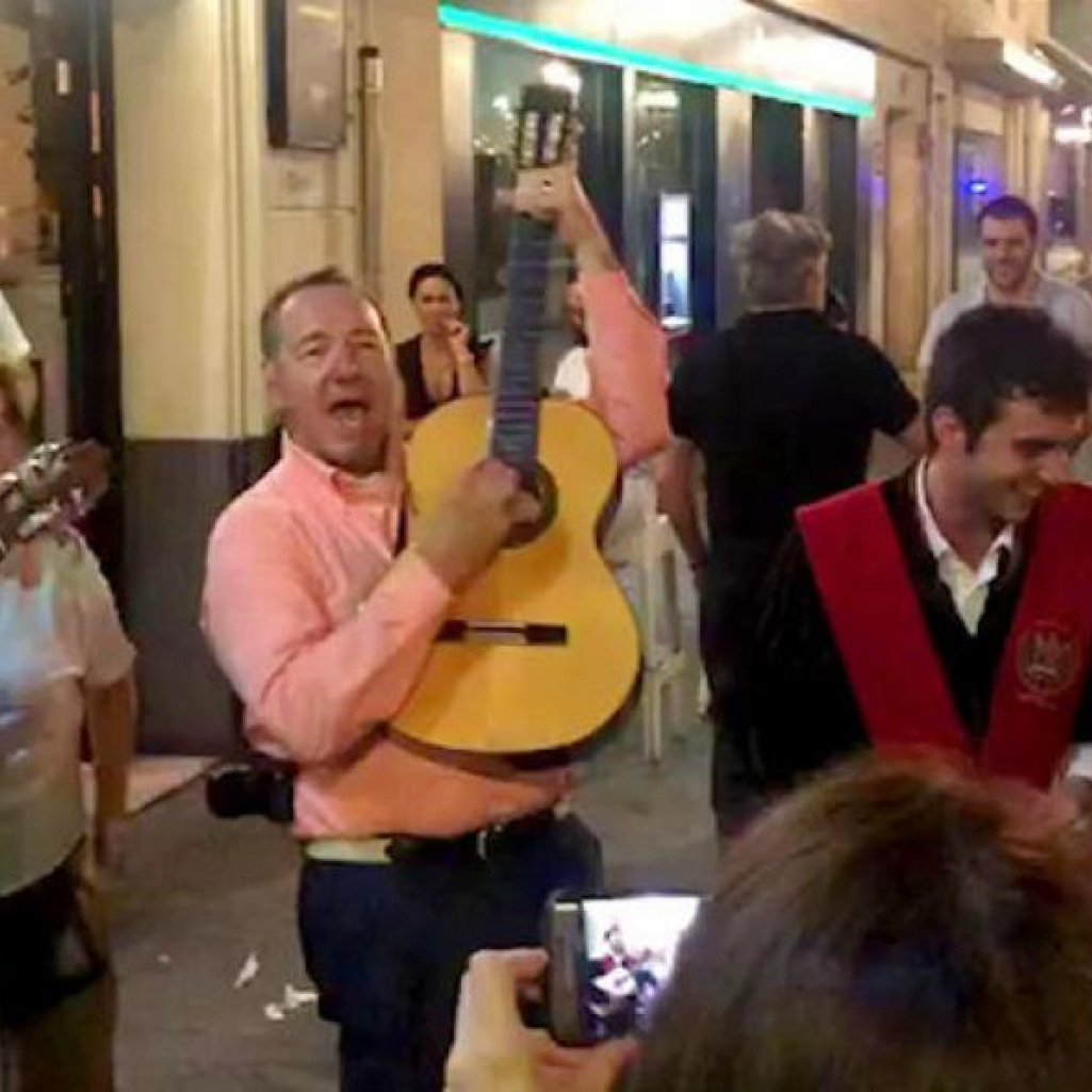 Ο Kevin Spacey τραγουδάει το «La Bamba» σε δρόμο της Σεβίλης