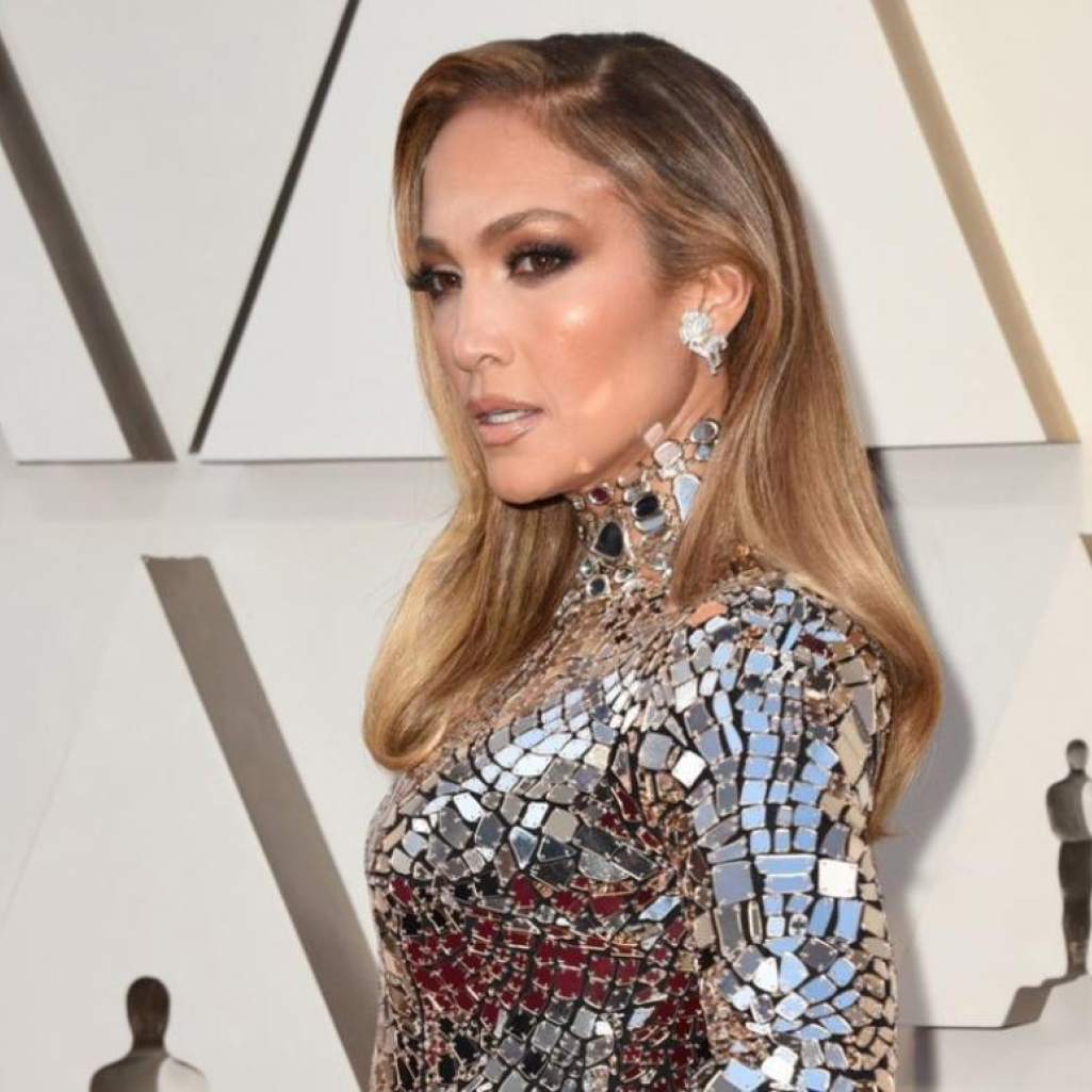 Still Jenny from the block -Η Jennifer Lopez ακομπλεξάριστη βάζει lip gloss σαν να μην υπάρχουν φωτογράφοι
