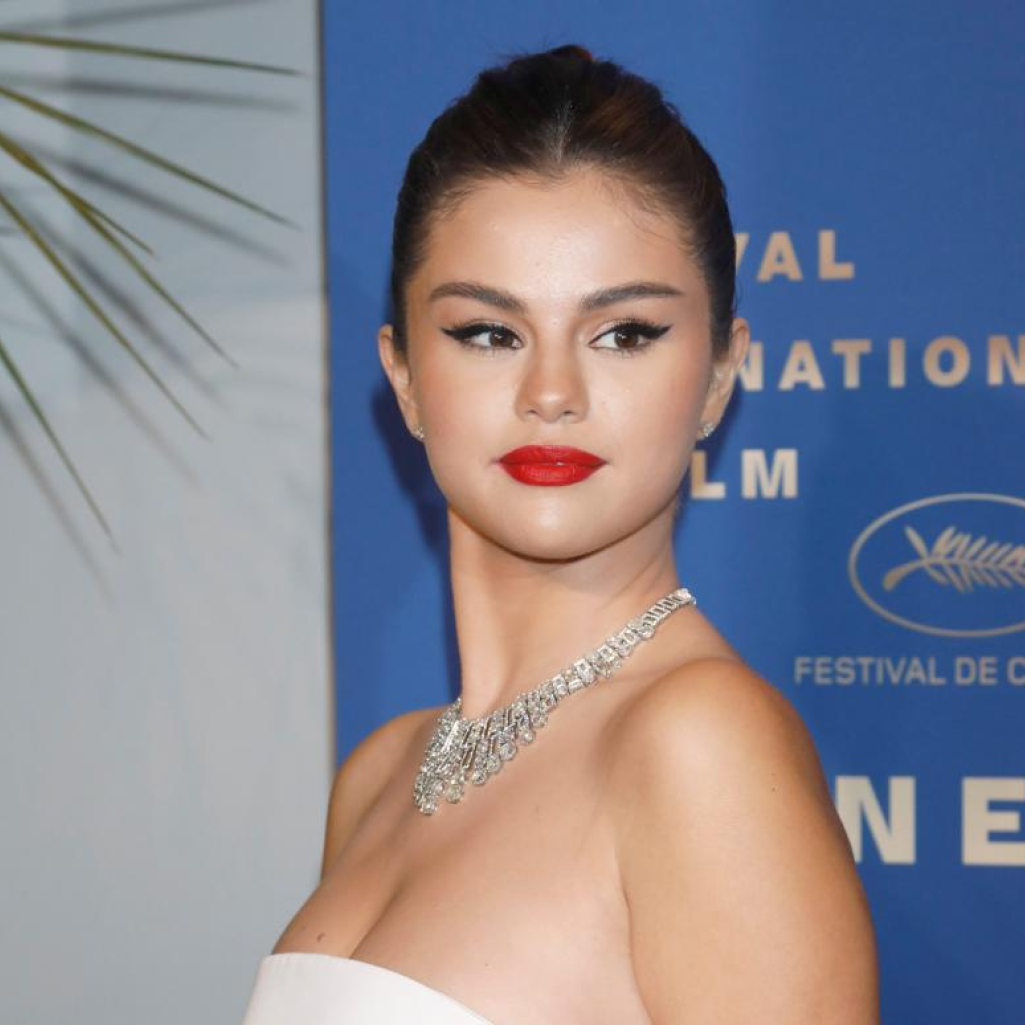 Η Selena Gomez αναβάθμισε το γαλλικό μανικιούρ και μας χάρισε έμπνευση για τον χειμώνα 