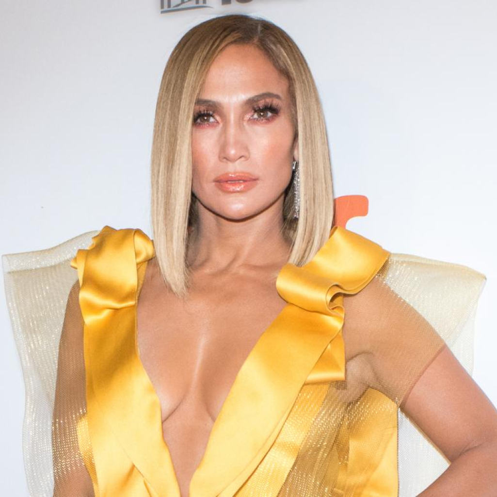 Η Jennifer Lopez συνεχίζει τις εντυπωσιακές εμφανίσεις με ένα φόρεμα που αναδεικνύει τις καμπύλες της 