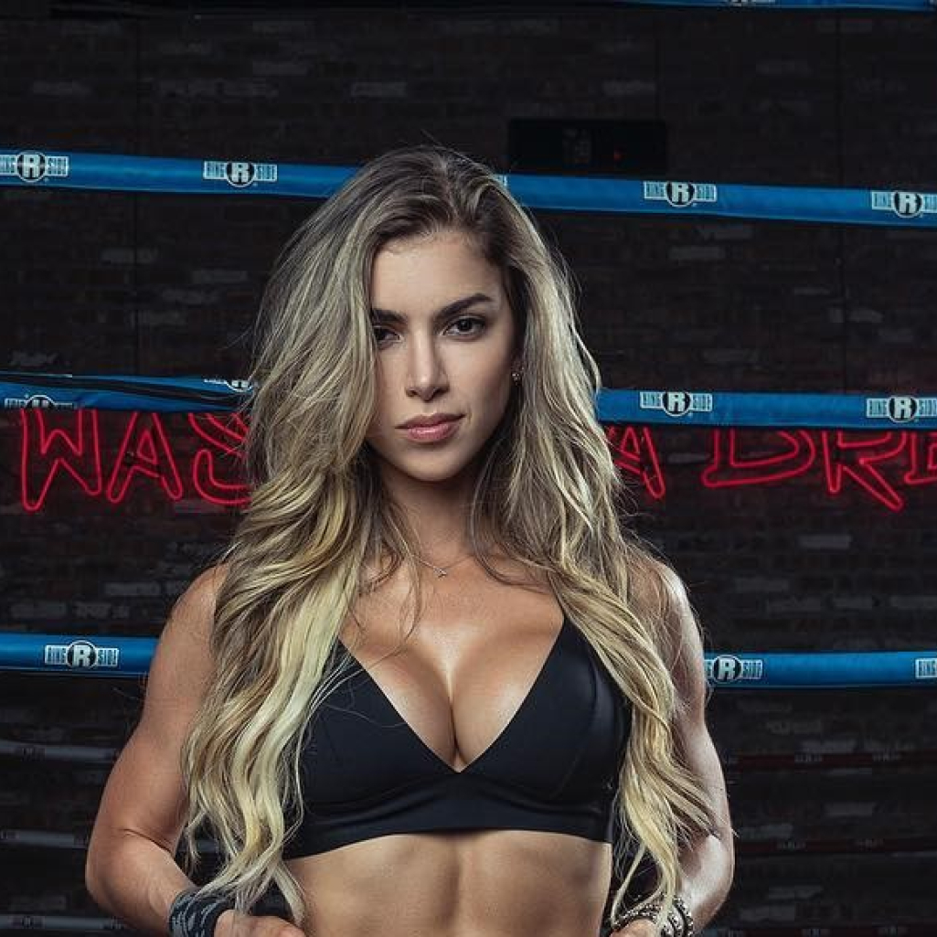 Anlella Sagra: Oι κοιλιακοί της Κολομβιανής μας άφησαν με το στόμα ανοιχτό