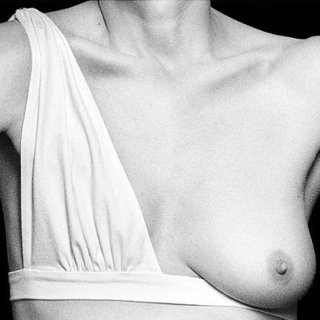 Noelia Morales: Η δημιουργός εσωρούχων για γυναίκες με μαστεκτομή που εμπνέεται από πορτραίτα του Helmut Newton