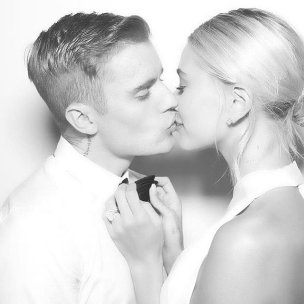 Hailey Baldwin και  Justin Bieber ξαναπαντρεύτηκαν -To μίνι Vivienne Westwood νυφικό και οι πρώτες φωτογραφίες