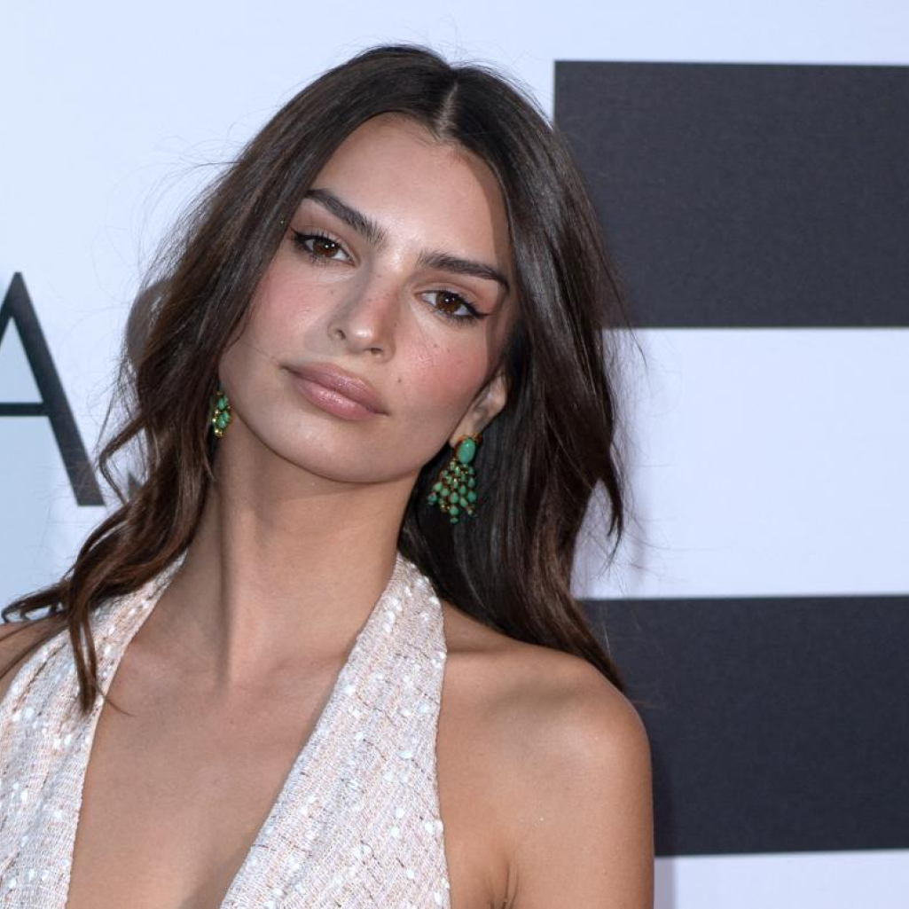 H Emily Ratajkowski υποδέχτηκε το φθινόπωρο με το πιο sexy ολόσωμο μαγιό