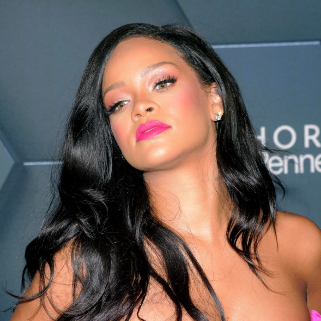 Η Rihanna φωτογραφίζεται χωρίς ρούχα για να λανσάρει το βιβλίο της