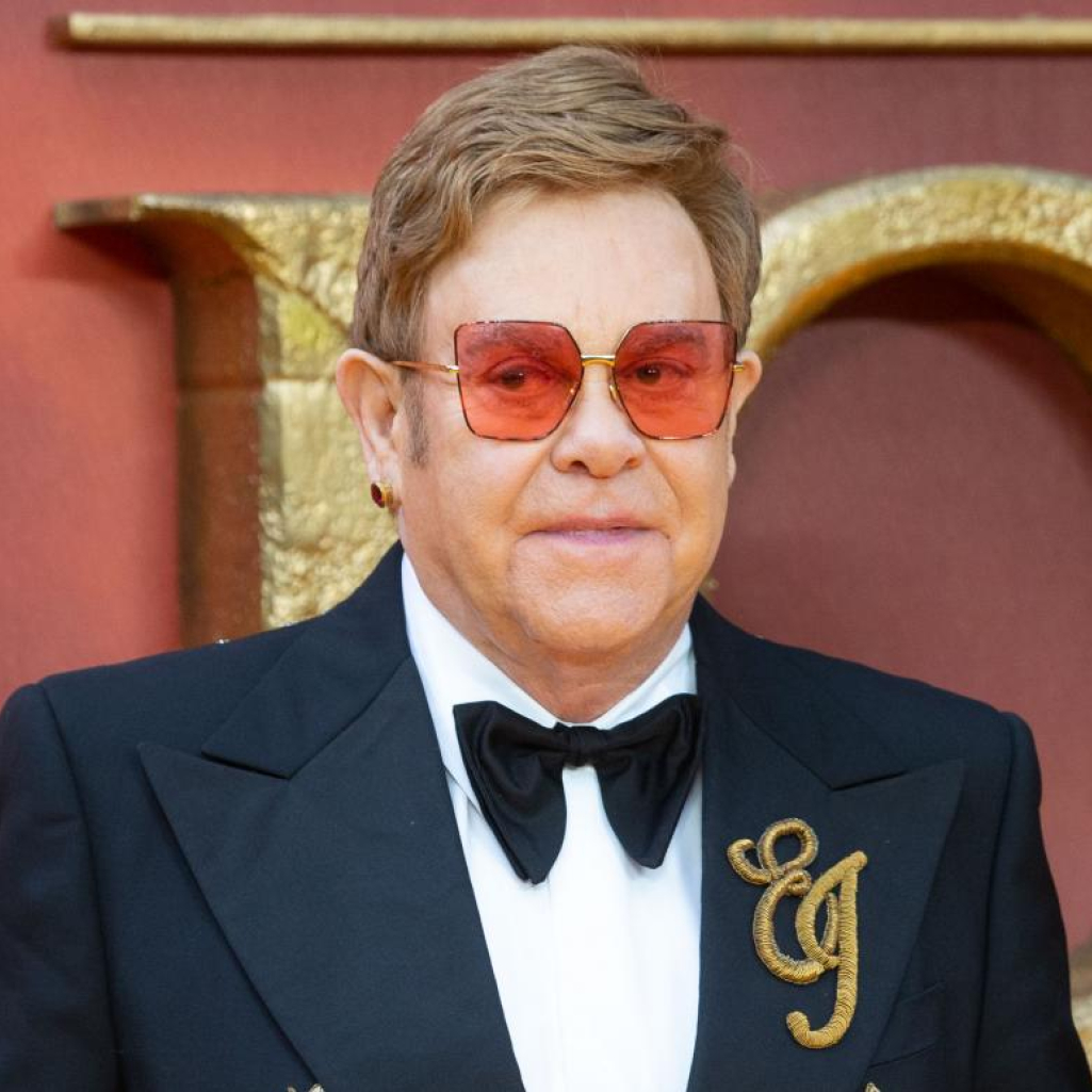 Elton John: «Η μητέρα μου ήταν κοινωνιοπαθής, δε γνώρισε ποτέ τους γιους μου»