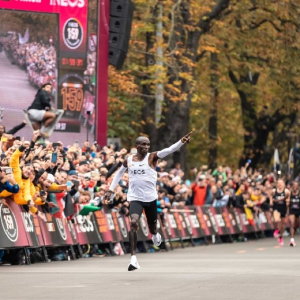 Ο Eliud Kipchoge, ο Κενυάτης δρομέας,  έγινε ο πρώτος άνθρωπος που έτρεξε μαραθώνιο σε κάτω από δύο ώρες