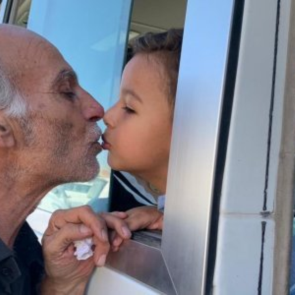 Παππούς αποχαιρετά το εγγόνι του που φεύγει από τη Συρία για να σωθεί- Η φωτογραφία που μας συγκίνησε