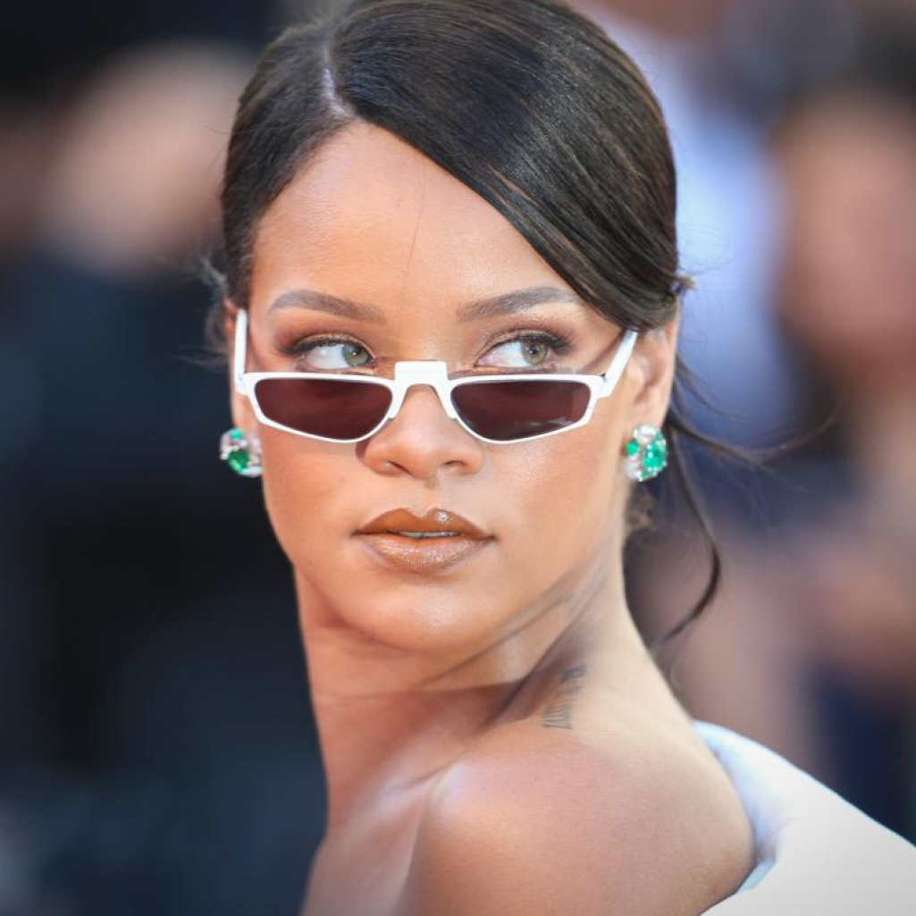 Η Rihanna κάνει εντυπωσιακή πασαρέλα σε βίλα και ρίχνει το Instagram