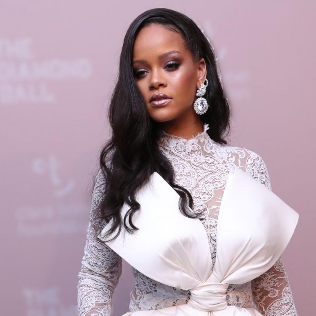Η Rihanna περιγράφει το νυφικό των ονείρων της, ραμμένο από τον John Galliano 