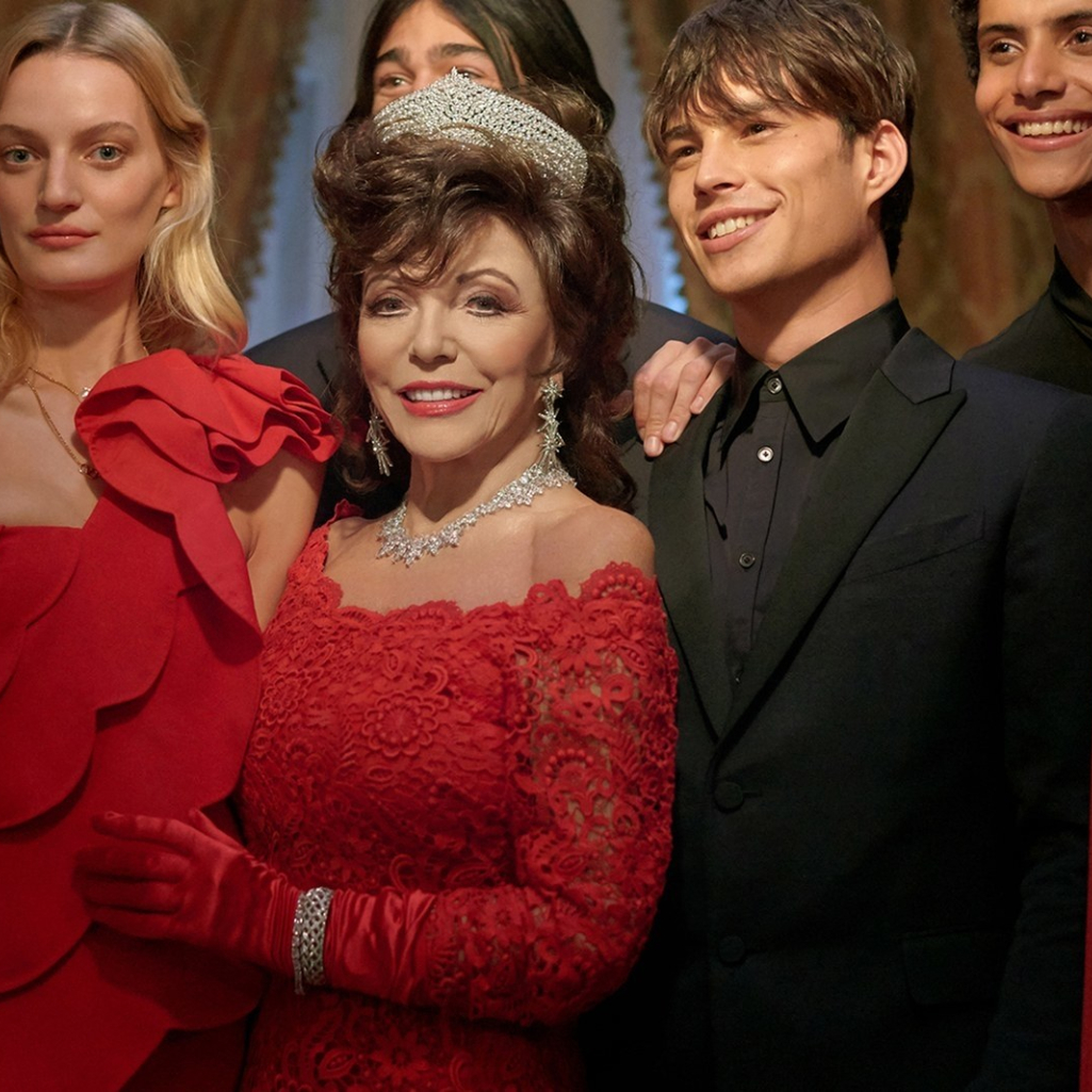 Η θρυλική diva των 80s, Joan Collins, φέρνει τα Χρστούγεννα στην νέα καμπάνια Valentino