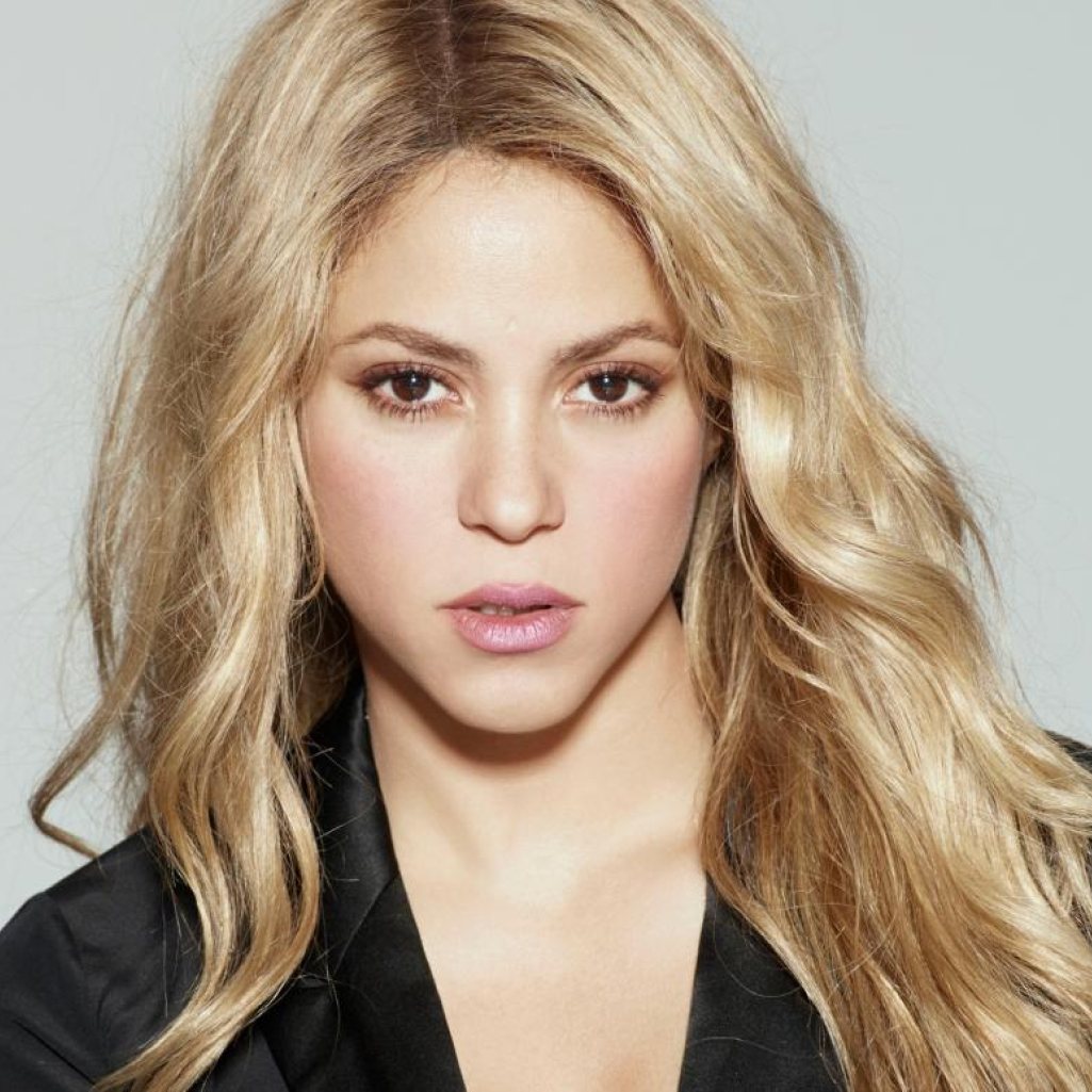 Η Shakira πιο σέξι από ποτέ στα 42 και με νέο χρώμα στα μαλλιά της