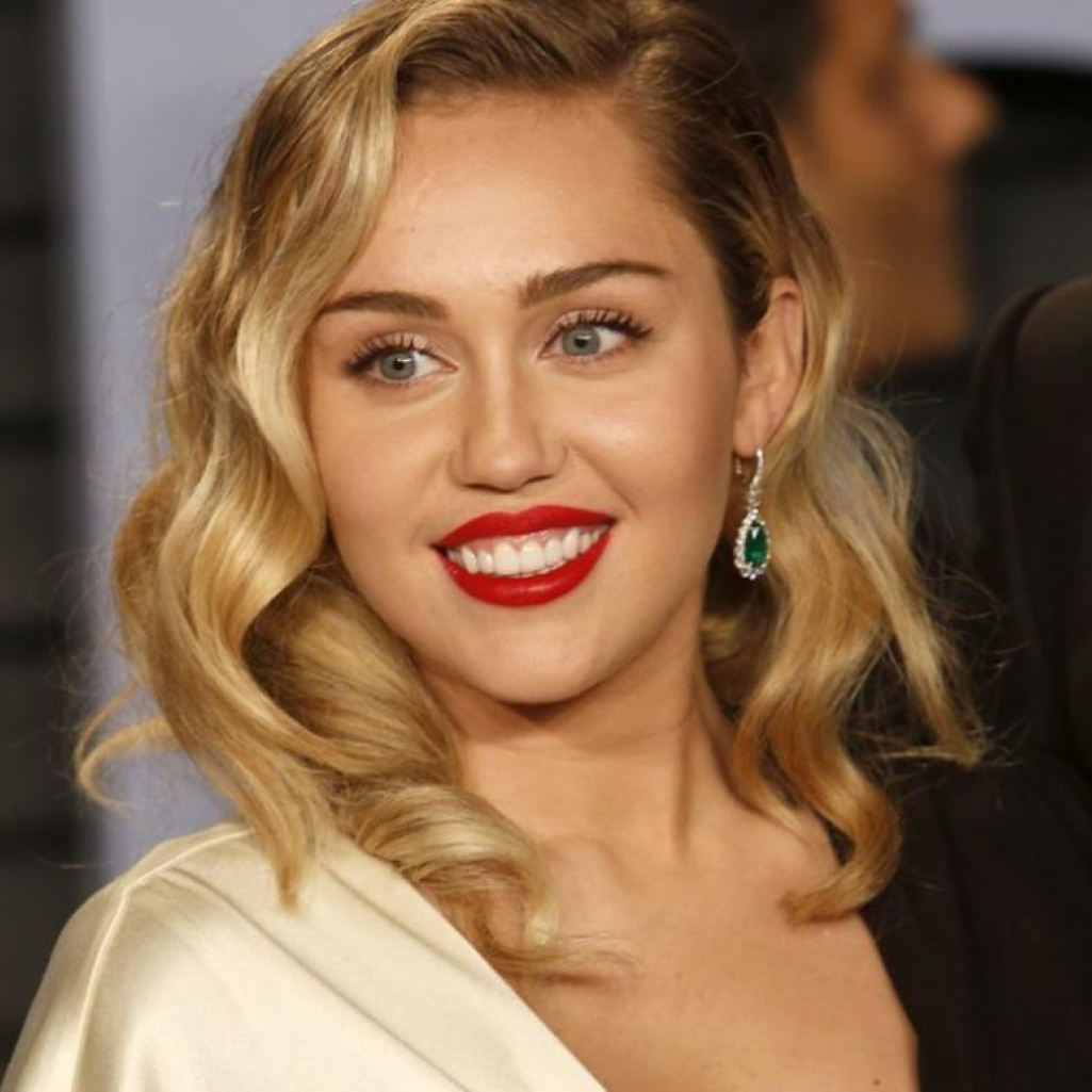 Η Miley Cyrus απέκτησε ένα νέο stylish κούρεμα από την μαμά της 