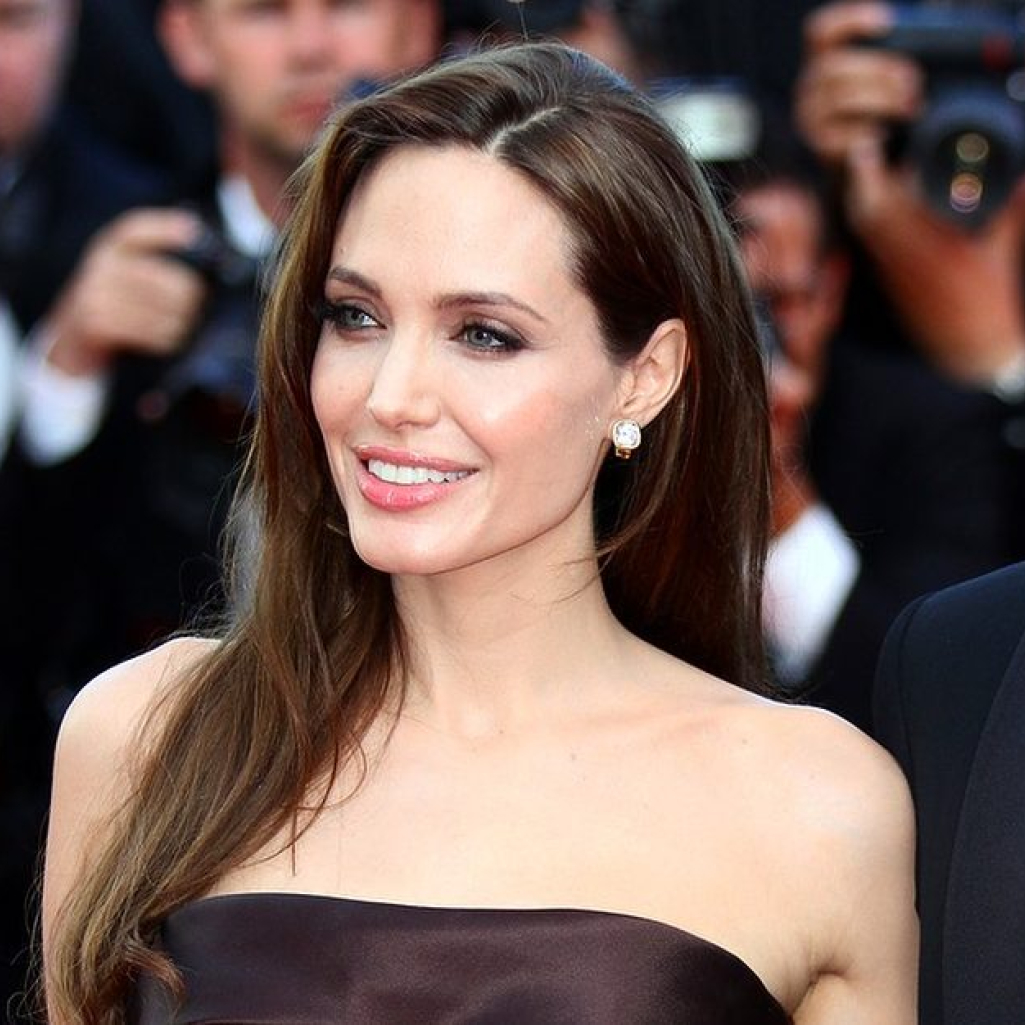 O φωτογραφικός φακός εντόπισε την Angelina Jolie να κάνει χριστουγεννιάτικο shopping με την κόρη της που μεγάλωσε 