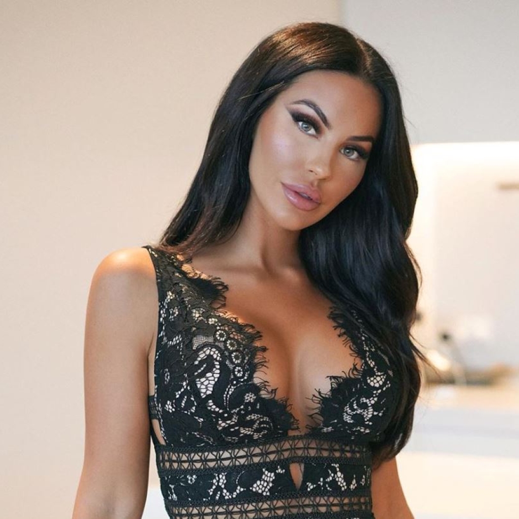 Η Charlie Ralph έχει βλέμμα που μαγνητίζει, χείλη που θέλουν φίλημα και μπούστο που κολάζει 