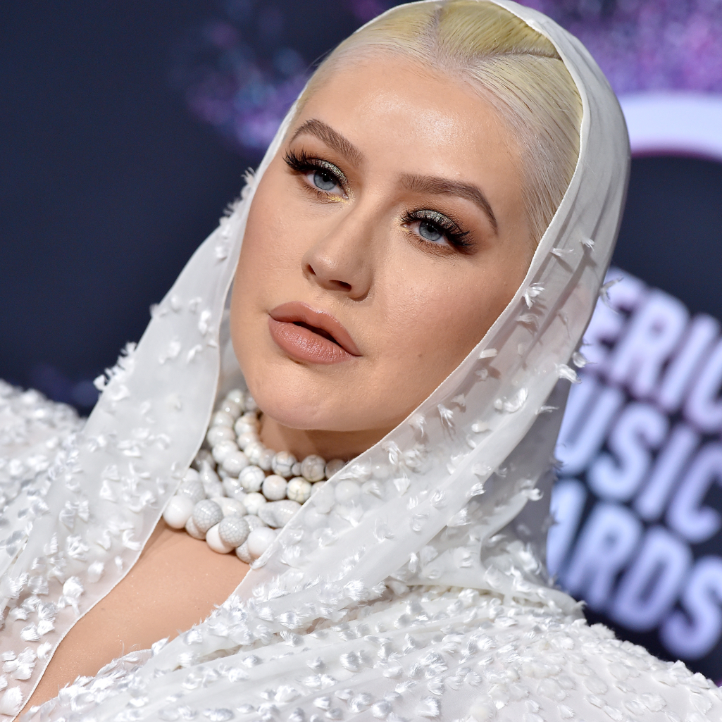 AMA’s 2019: H Christina Aguilera εμφανίστηκε με σύνολο που θύμισε το iconic look της Κylie Minogue από video clip του 2001 