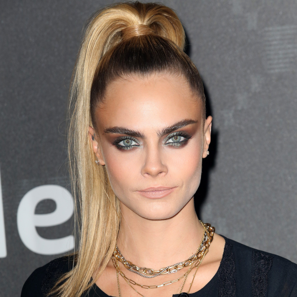 Η Cara Delevingne έγινε μελαχρινή και είναι ακόμη πιο εντυπωσιακή
