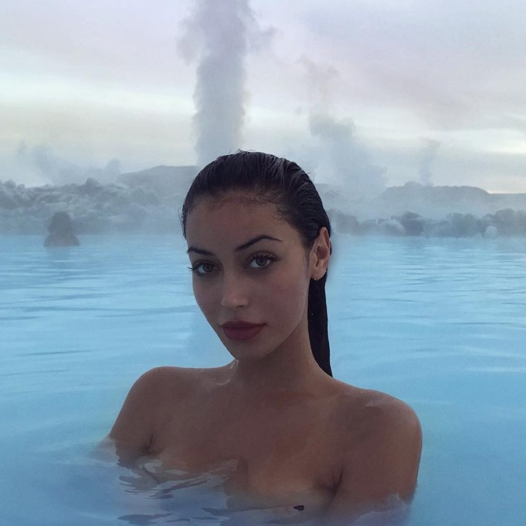 Cindy Kimberly: Η μελαχρινή καλλονή που αναστατώνει με τις σέξι φωτογραφίες της