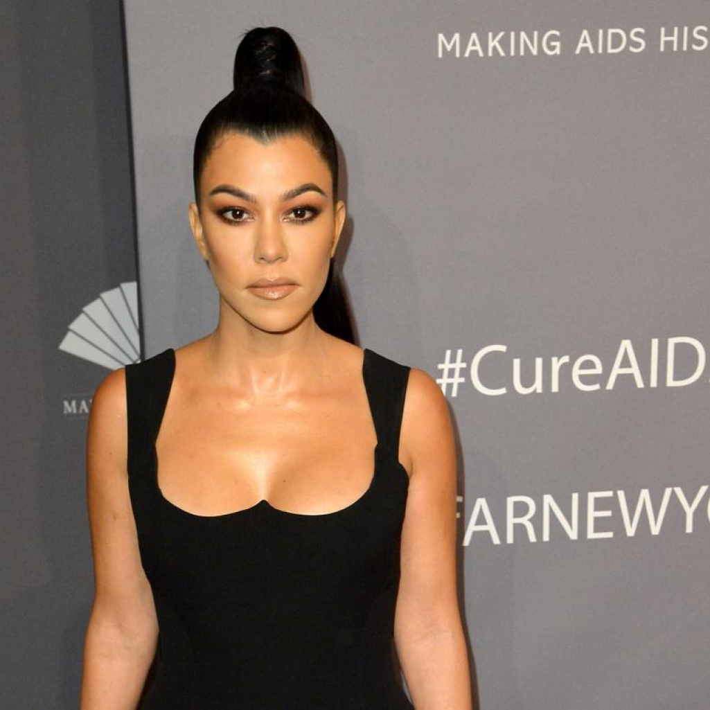 Khloe και Kourtney Kardashian: Η εμφάνιση με τα αποκαλυπτικά τους ντεκολτέ που τράβηξε τα βλέμματα επάνω στο κόκκινο χαλί