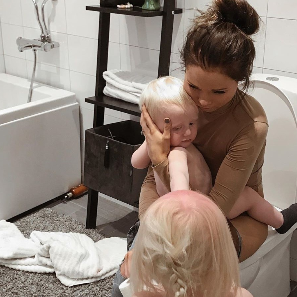 «Για τη μαμά που κρύβεται στο μπάνιο σε μια προσπάθεια να μείνει για λίγο μόνη»- Το κείμενο της Sara Celina που έγινε viral