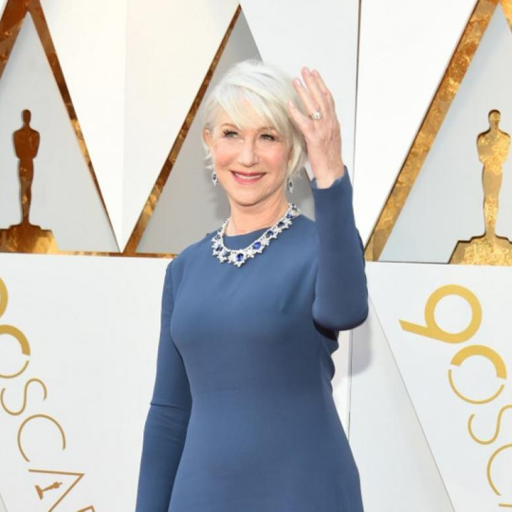 H Helen Mirren με total white σύνολο απέδειξε γιατί παραμένει είδωλο του στιλ στα 74 της χρόνια