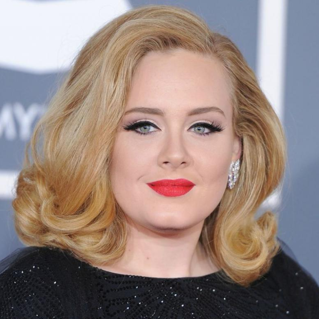 H Adele φανερά αδυνατισμένη ποζάρει με τον Άη Βασίλη και εντυπωσιάζει με την αλλαγή της