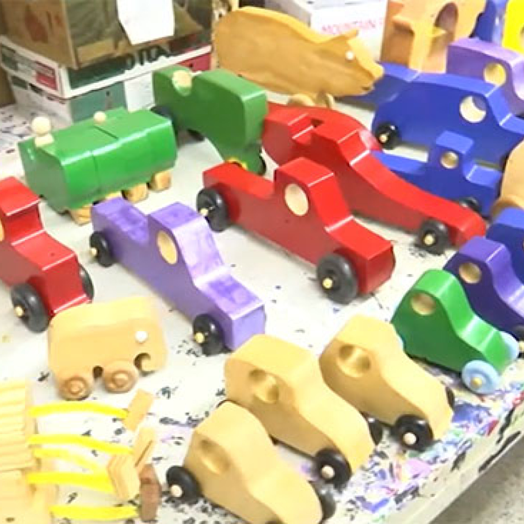 Jim Annis: Ο πραγματικός «Άγιος Βασίλης» που φτιάχνει εδώ και 50 χρόνια ξύλινα παιχνίδια για παιδιά που υποφέρουν