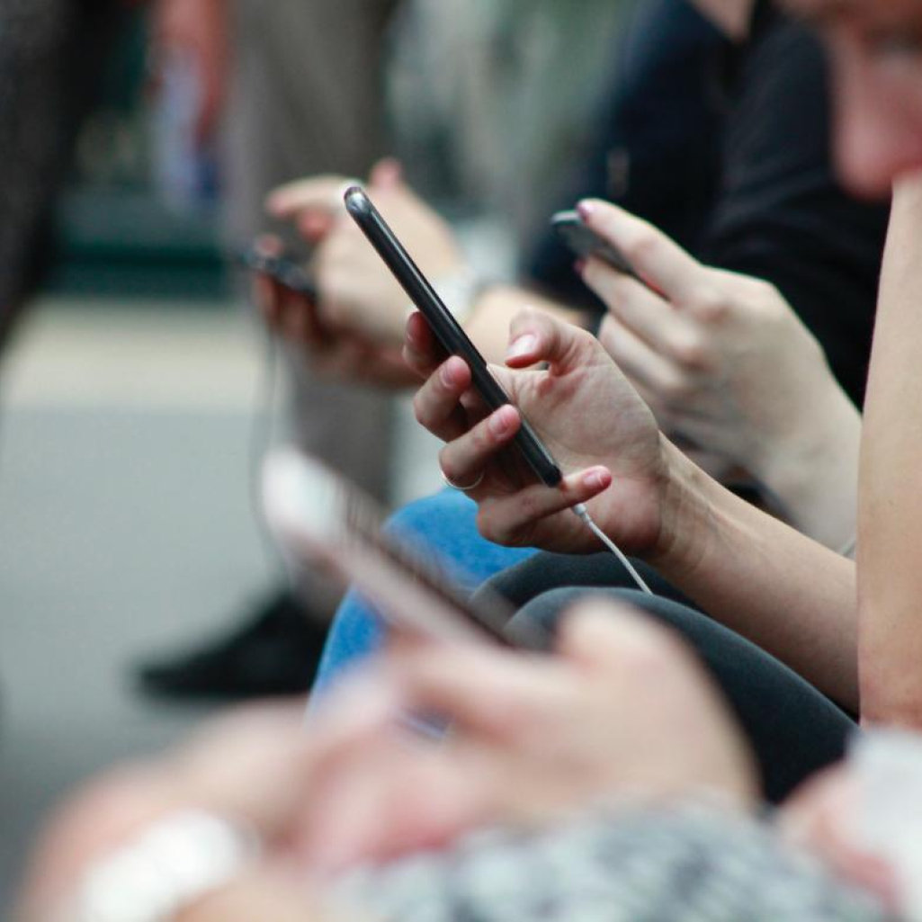 5 κόλπα για να μειώσετε τη χρήση του κινητού σας