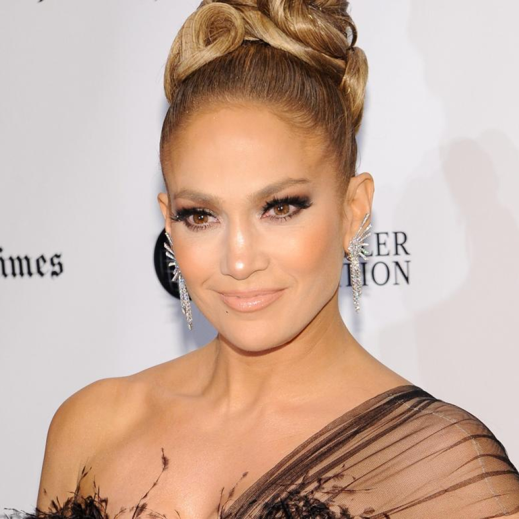 H Jennifer Lopez μόλις υιοθέτησε την πιο chic απόχρωση του χειμώνα στα νύχια της