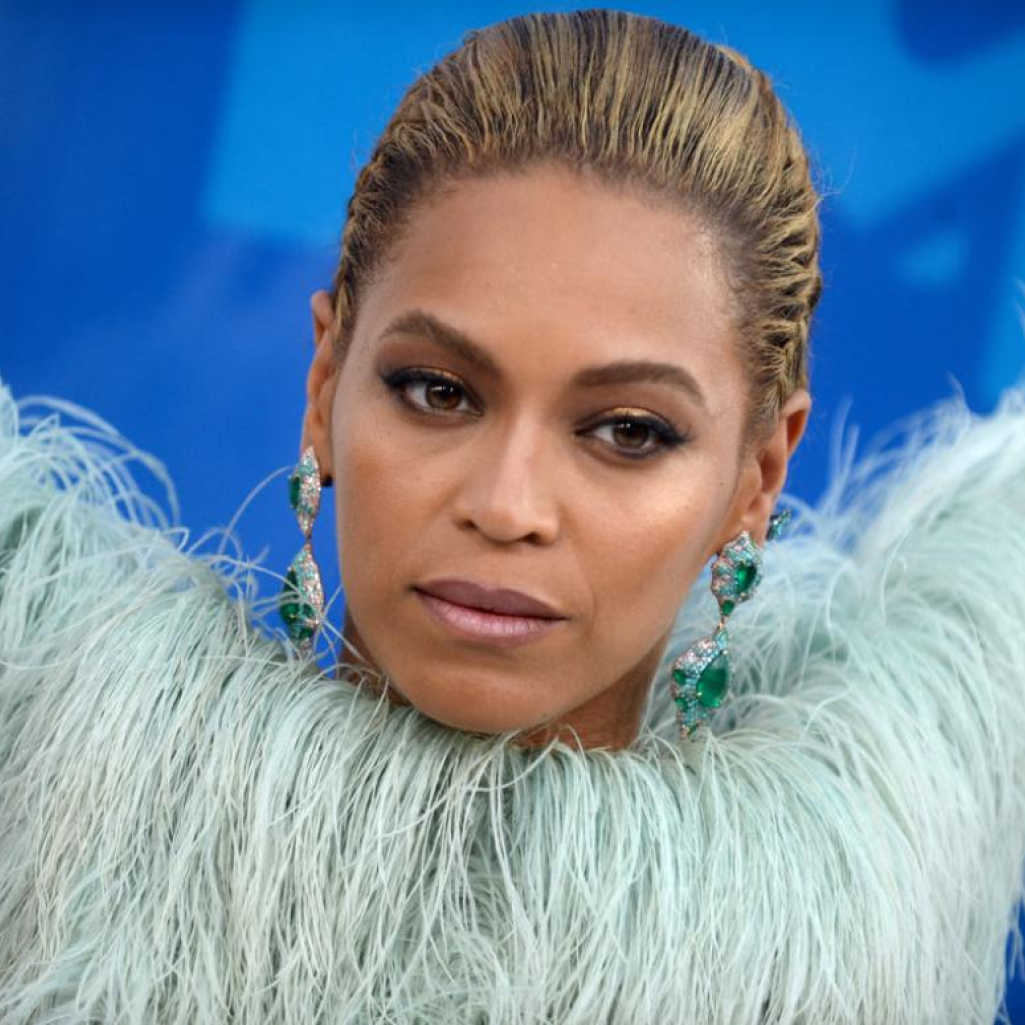 Η Beyoncé φορά τη νέα της συλλογή και εντυπωσιάζει 