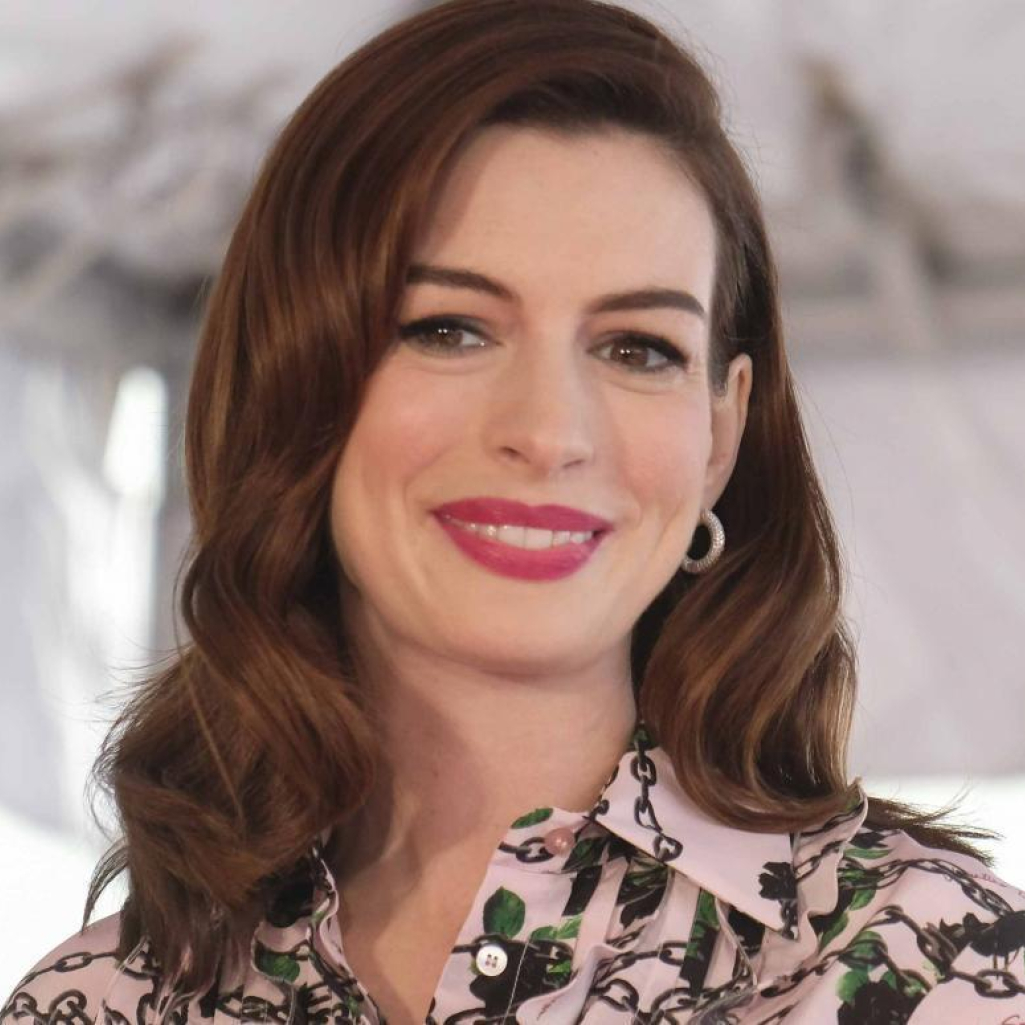 Η πρώτη δημόσια εμφάνιση της Anne Hathaway μετά τη γέννηση του δεύτερου παιδιού της- Λαμπερή με glam διάθεση