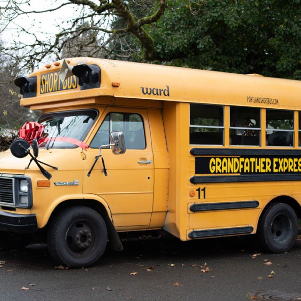Αξιαγάπητος παππούς αγόρασε σχολικό λεωφορείο για να πηγαίνει τα εγγόνια του στο σχολείο