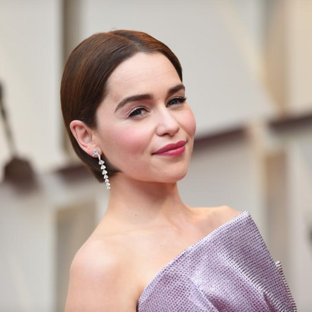 H Emilia Clarke μετά την περιπέτεια με την υγεία της παραδίδει μαθήματα αυτογνωσίας και αυτοσεβασμού