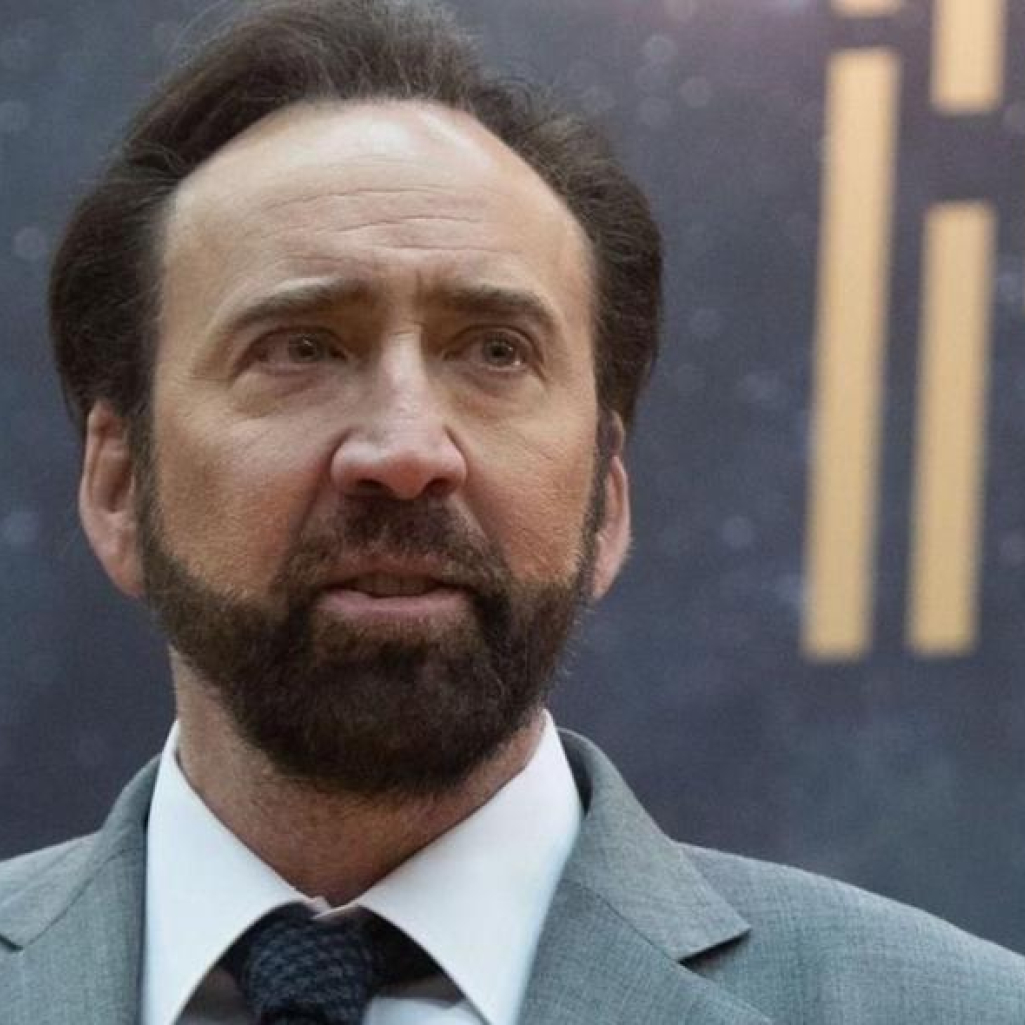 Ο Nicolas Cage είναι ο Άγιος Βασίλης που κερνάει ποτά όλο το μαγαζί 